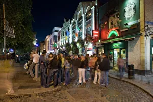 People gathered in Temple Bar, Dublin, Republic of Ireland, Europe People gathered in Temple Bar, Dublin, Republic of Ireland, Europe