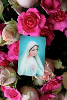 Picture of the Virgin Mary with roses, Paris, France, Europe Picture of the Virgin Mary with roses, Paris, France, Europe