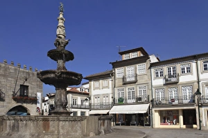 The Renaissance Fountain dating from 1535, on the main square (Praca da Republica) The Renaissance Fountain dating from 1535, on the main square (Praca da Republica)