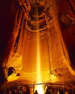 Images Dated 24th January 2000: Ruby Falls Print: 145 ft Deep Waterfall in Lookout Mountain, Tennessee