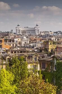 Altare Della Patria Collection: The rooftops of Rome with Il Vittoriano, the monument to Italys first king
