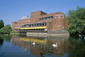 Royal Shakespeare Theatre and River Avon, Stratford upon Avon, Warwickshire Royal Shakespeare Theatre and River Avon, Stratford upon Avon, Warwickshire