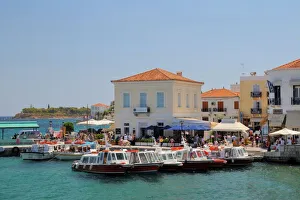 Spetses (Spetse) town harbour, Spetses, Saronic Islands, Attica, Peloponnese, Greece Spetses (Spetse) town harbour, Spetses, Saronic Islands, Attica, Peloponnese, Greece