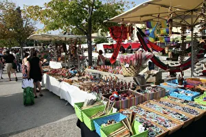 Stalls in the street market held every Sunday in Ile sur la Sorgue, Provence, France, Europe Stalls in the street market held every Sunday in Ile sur la Sorgue, Provence, France, Europe