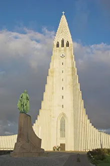 Statue of Leifur Eiriksson (Liefer Eriksson) and Hallgrimskirkja Statue of Leifur Eiriksson (Liefer Eriksson) and Hallgrimskirkja