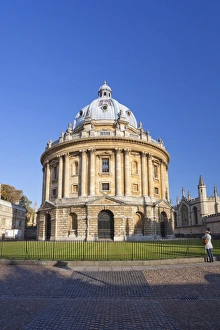 Student stands in front of Radcliffe Camera, Oxford University, Oxford Student stands in front of Radcliffe Camera, Oxford University, Oxford
