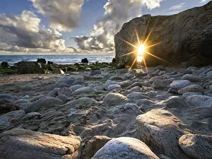 Images Dated 10th February 2021: Sun burst aligned with the natural arch of Port Blanc, Quiberon, Brittany, France, Europe