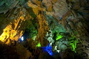 Sung Sot Cave, UNESCO World Heritage Site, Halong bay, Vietnam, Indochina Sung Sot Cave, UNESCO World Heritage Site, Halong bay, Vietnam, Indochina