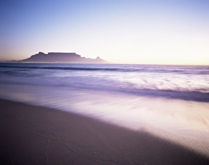Images Dated 23rd January 2000: Table Mountain Print, Cape Town Landscape