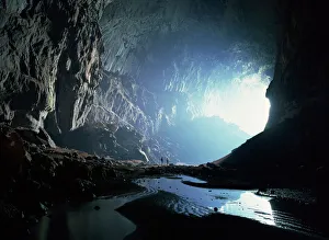 Tiny figures show scale of the Deer cave looking back Tiny figures show scale of the Deer cave looking back