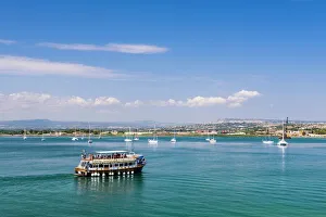 Tourist boat trip in Ortigia (Ortygia) harbour, Syracuse (Siracusa), Sicily, Italy, Mediterranean, Europe Tourist boat trip in Ortigia (Ortygia) harbour, Syracuse (Siracusa), Sicily, Italy, Mediterranean, Europe