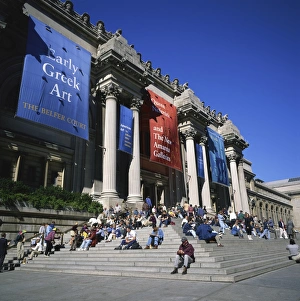 Tourists on the steps of Metropolitan Museum of Art Tourists on the steps of Metropolitan Museum of Art