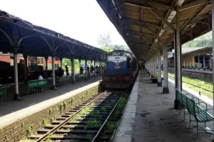 Images Dated 14th April 2011: Train at Kandy Station, Sri Lanka Print