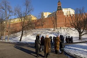 Images Dated 16th February 2008: View from Alexander Gardens looking towards Kremlin Wall and Borovitskaya Tower