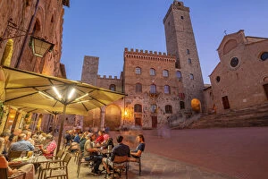 Images Dated 18th September 2023: View of restaurants in Piazza del Duomo at dusk, San Gimignano, UNESCO World Heritage Site