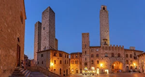 Images Dated 18th September 2023: View of restaurants in Piazza del Duomo at dusk, San Gimignano, UNESCO World Heritage Site