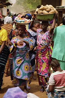 Women carrying goods to market, Bobo-Dioulasso, Burkina Faso, West Africa, Africa Women carrying goods to market, Bobo-Dioulasso, Burkina Faso, West Africa, Africa