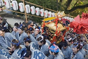 Women carrying a mikoshi portable shrine at Hadaka Matsuri (Naked Festival) Women carrying a mikoshi portable shrine at Hadaka Matsuri (Naked Festival)