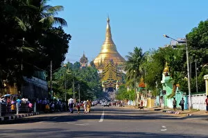 Images Dated 4th January 2008: World famous Shwedagon, Yangon, Myanmar, Asia
