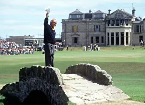 Arnold Palmer waves farewell to St. Andrews in 1995 Arnold Palmer waves farewell to St. Andrews in 1995