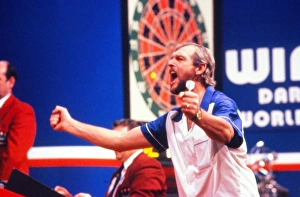 Bob Anderson celebrates victory - 1988 Winmau World Masters Bob Anderson celebrates victory - 1988 Winmau World Masters