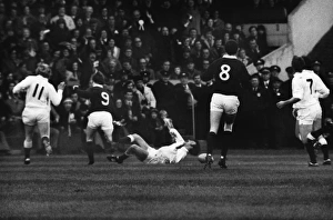 Englands Andy Maxwell scores against Scotland - 1976 Five Nations Englands Andy Maxwell scores against Scotland - 1976 Five Nations