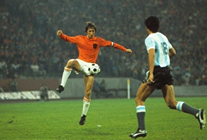 Johan Cruyff takes on Argentina at the 1974 World Cup Johan Cruyff takes on Argentina at the 1974 World Cup