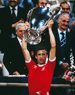 Nottingham Forest captain John McGovern lifts the 1979 European Cup Nottingham Forest captain John McGovern lifts the 1979 European Cup