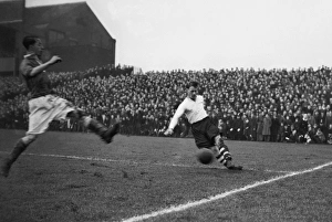 Prestons Tom Finney crosses the ball against Manchester United in 1947 Prestons Tom Finney crosses the ball against Manchester United in 1947