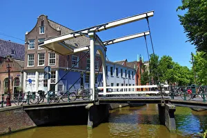 Staalmeestersbrug draw bridge over the Groenburgwal canal in Amsterdam, Holland Staalmeestersbrug draw bridge over the Groenburgwal canal in Amsterdam, Holland