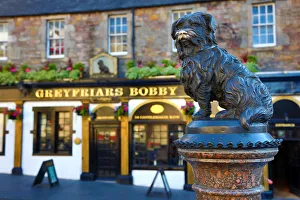 Statue of Greyfriars Bobby and pub on Candlemaker Row, Edinburgh, Scotland Statue of Greyfriars Bobby and pub on Candlemaker Row, Edinburgh, Scotland