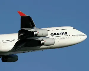 Boeing 747 Prints: Qantas 747-400 Climbing Out of MEL in FlightGlobal Print