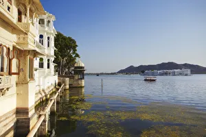 Bagore-ki-Haveli and Lake Palace Hotel on Lake Pichola, Udaipur, Rajasthan, India Bagore-ki-Haveli and Lake Palace Hotel on Lake Pichola, Udaipur, Rajasthan, India