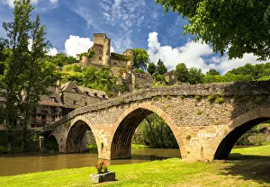 Chateau Belcastel & 15th Century Bridge over Aveyron River, Belcastel, Occitanie, France Chateau Belcastel & 15th Century Bridge over Aveyron River, Belcastel, Occitanie, France