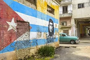 Images Dated 7th March 2016: Cuba, Havana, La Habana Vieja, Che Guevara and Cuban Flag mural