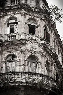 Decaying building in Habana Vieja, Havana, Cuba Decaying building in Habana Vieja, Havana, Cuba