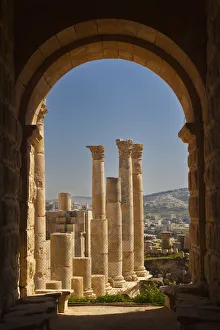 Jordan, Jerash, overview of Roman-era city ruins, columns Jordan, Jerash, overview of Roman-era city ruins, columns