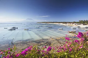 Jungutbatu beach with Mount Agung in background, Nusa Lembongan, Bali, Indonesia Jungutbatu beach with Mount Agung in background, Nusa Lembongan, Bali, Indonesia