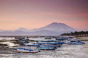 Jungutbatu beach at sunset with Mount Agung in the background, Nusa Lembongan, Bali Jungutbatu beach at sunset with Mount Agung in the background, Nusa Lembongan, Bali