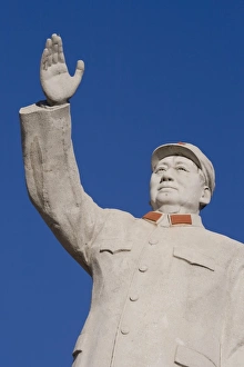 Mao Tse Tung Statue, UNESCO town of Lijiang, Yunnan Province Mao Tse Tung Statue, UNESCO town of Lijiang, Yunnan Province