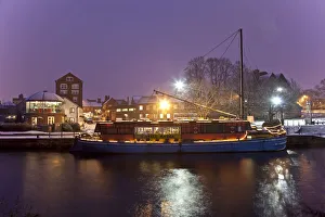 Newark, UK. The Barge pub sits on the river trent in winter Newark, UK. The Barge pub sits on the river trent in winter