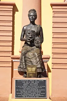 Nicaragua, Leon, Statue outside Theatre Nicaragua, Leon, Statue outside Theatre