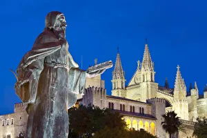 Ramon Llull Statue & Cathedral La Seu, Palma de Mallorca, Mallorca, Balearic Islands Ramon Llull Statue & Cathedral La Seu, Palma de Mallorca, Mallorca, Balearic Islands