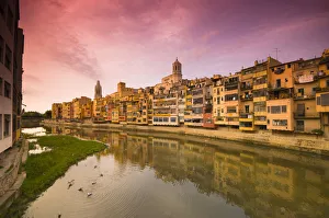 Spain, Catalunia (Catalunya), Girona, River Onyar Spain, Catalunia (Catalunya), Girona, River Onyar