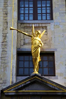 Statue La Maison Des Ducs De Brarant Grand Place, Brussels, Belgium Statue La Maison Des Ducs De Brarant Grand Place, Brussels, Belgium