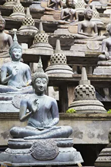 Statues at Gangaramaya temple, Cinnamon Gardens, Colombo, Sri Lanka Statues at Gangaramaya temple, Cinnamon Gardens, Colombo, Sri Lanka