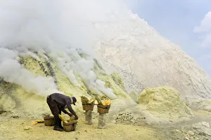 Sulphur workers, Kawa Ijen, Ijen Plateau, East Java, Indonesia Sulphur workers, Kawa Ijen, Ijen Plateau, East Java, Indonesia