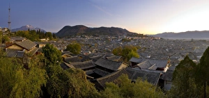 Yulong Xueshan Mountain and UNESCO Old Town of Lijiang, Yunnan, China Yulong Xueshan Mountain and UNESCO Old Town of Lijiang, Yunnan, China