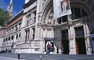 ENGLAND London Kensington, Victoria and Albert Museum, View from steps towards main ENGLAND London Kensington, Victoria and Albert Museum, View from steps towards main
