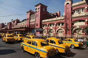 Transport Collection: India, West Bengal, Kolkata, Taxi rank in front of Howrah Railway Station